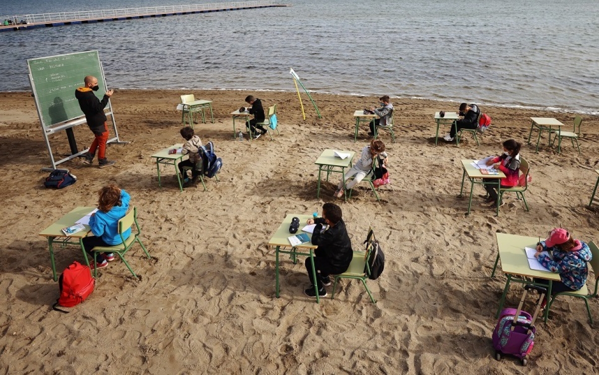 Học bên bờ biển để phòng chống Covid-19 – kinh nghiệm của một trường học Tây Ban Nha